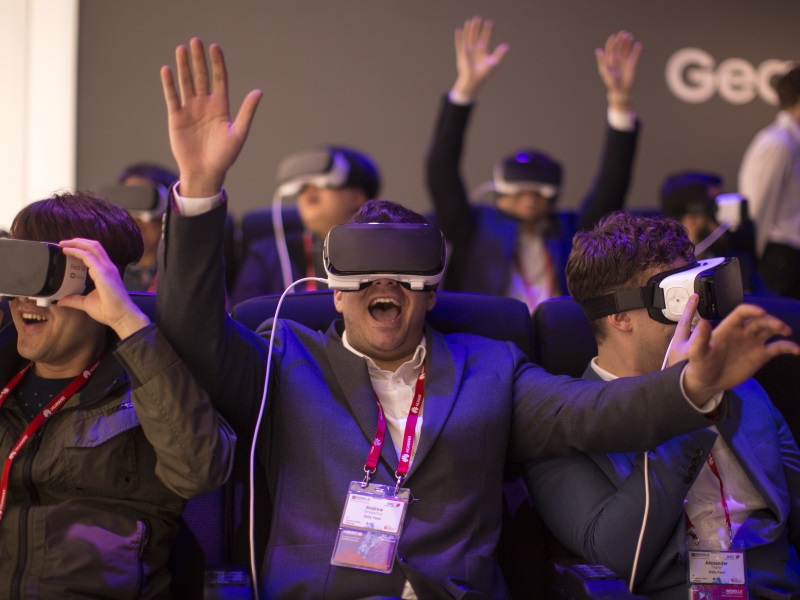 MWC 2016: Phone Makers Bank on VR, Add-Ons to Ignite Sales