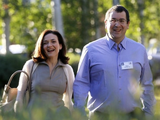 Facebook's Sandberg Emerges to Speak at Husband's Memorial