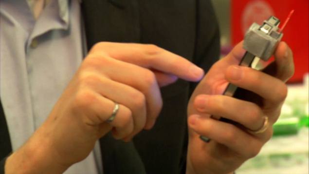 Scientists develop smartphone accessory, app that can monitor cholesterol level