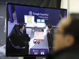 Chinese AI Team Plans to Challenge Google's AlphaGo: Report