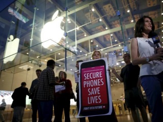 US Argues for 'Modest' Apple Help in San Bernardino Attacks Probe