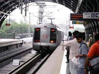 Delhi Metro में यात्रा करने वालों के लिए खुशखबरी, मोबाइल पर चला पाएंगे हाई-स्पीड Wi-Fi