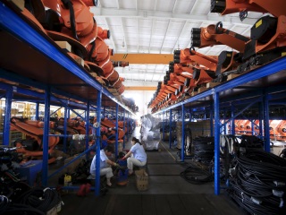 Robot Revolution Sweeps China&#039;s Factory Floors