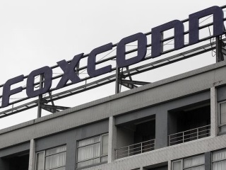 Foxconn Says Apple, Amazon to Join Its Bid for Toshiba Chip Unit: Report