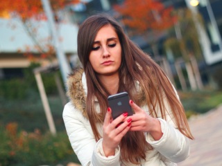 Smartphone Usage Over 3 Hours a Day in Teens May Cause Back Pain, Other Health Issues