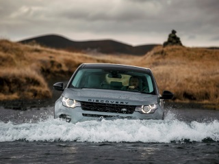 Land Rover to Soon Launch Its First Smartphone