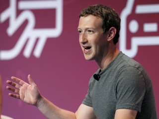 Facebook's Zuckerberg Both Woos and Lashes Out at Phone Industry