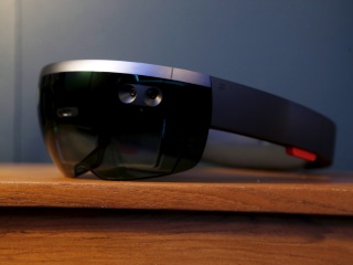 With HoloLens, Microsoft Aims to Avoid Google's Mistakes