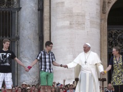 Pope Urges Young People Not to Waste Time on Internet and Smartphones