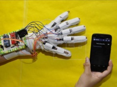 New Smart Glove Can Translate Sign Language