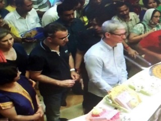 Apple CEO Tim Cook Kicks Off India Trip With Visit to Siddhivinayak Temple