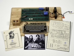 Original Apple Computer Sells for $365,000 at New York Auction