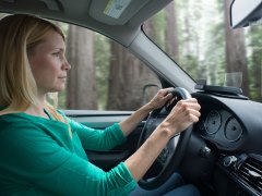 Female Drivers More Likely to Use Phones While Driving: Study