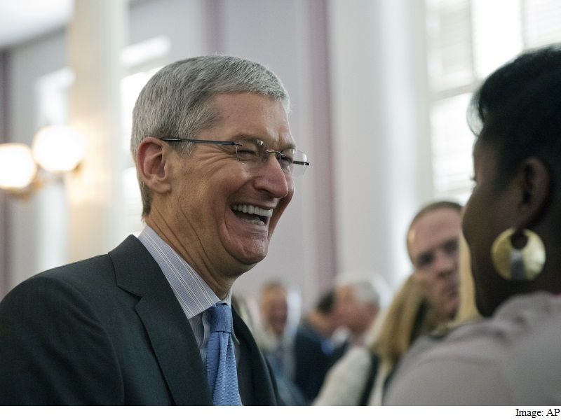 Tim Cook Makes Surprise Stop at This Apple Store for iPhone 6s Launch