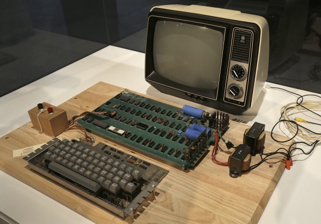 First Apple computer fetches 387 000 at auction 