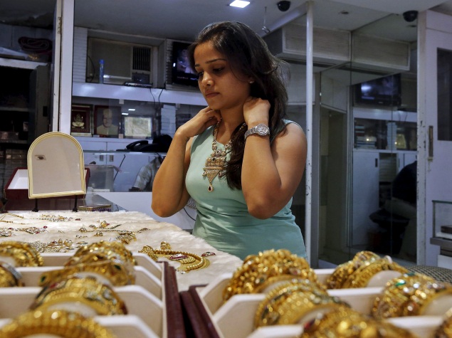Discount Stockbrokers Turn to Apps to Wean Indians Off Gold