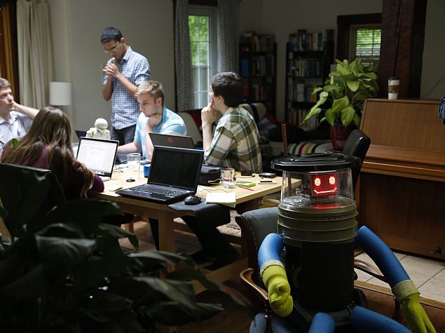 Hitchhiking Robot Charms Its Way Across Canada