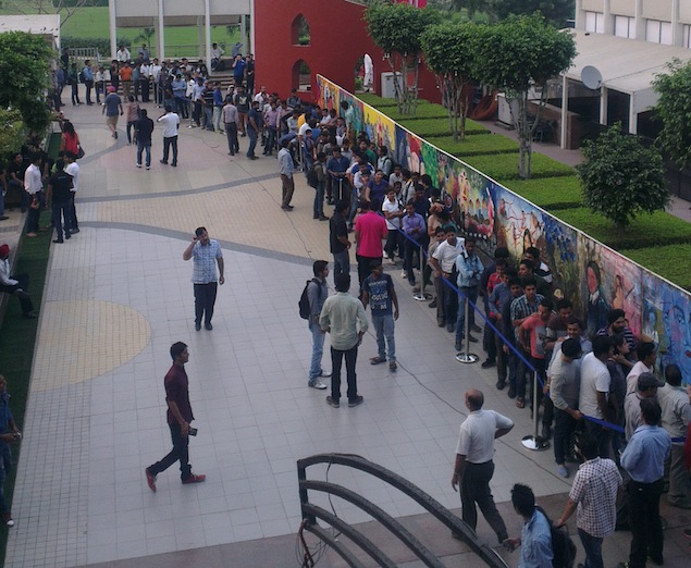iPhone 5s, iPhone 5c welcomed by long queues across India