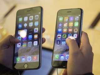 Apple Woos New iPhone Fans as Current Owners Await Upgrade