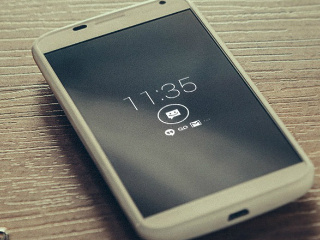 Motorola Takes Potshot at Samsung for Stealing Its &#039;Always On&#039; Display Feature