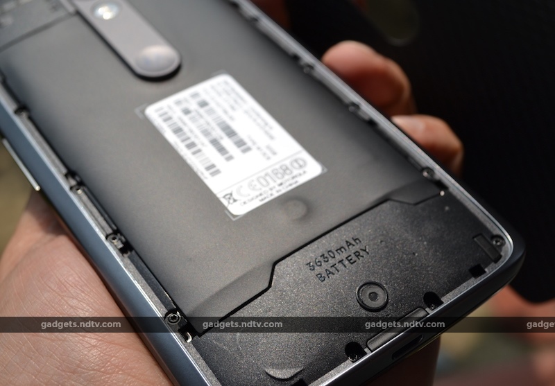 The massive Moto X Play battery