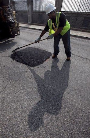 iPhone app detects potholes, alerts city officials