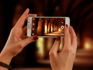 सैमसंग अगले साल फोल्ड होने वाले डिस्प्ले से लैस दो स्मार्टफोन पेश करेगीः रिपोर्ट