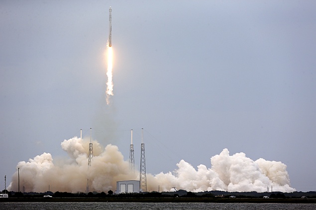 SpaceX launches supplies to space station 