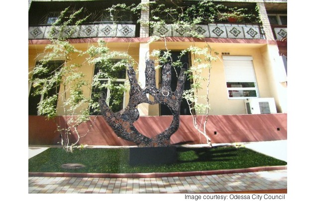 Steve Jobs monument unveiled in Ukraine