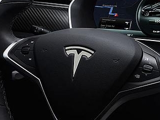 Tesla Courts Hackers to Defend High-Tech Cars