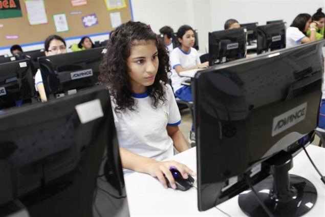 Online college classes, once aimed at advanced students, target the masses