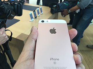 सरप्राइज! ऐप्पल आईफोन एसई में आईफोन 6एस से बेहतर बैटरी बैकअप का दावा