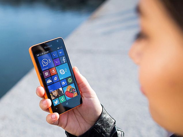 microsoft_lumia_430_dual_sim_hands_press_image.jpg